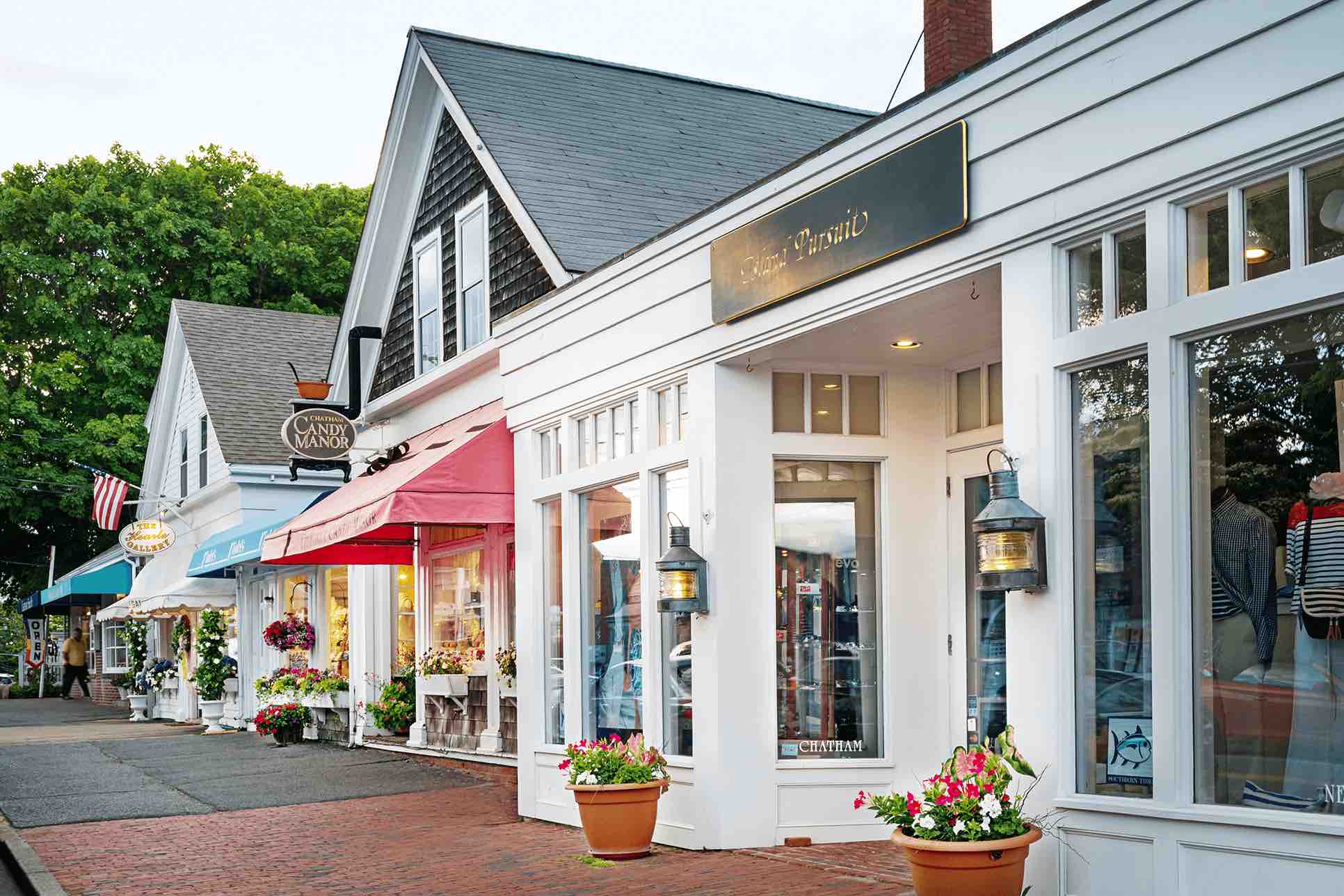 storefronts of places accepting giftcards
